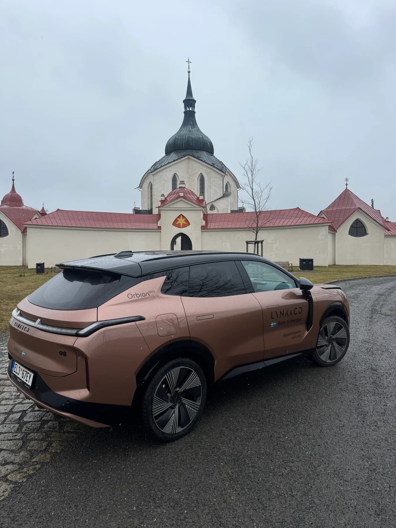 Lynk & Co 08 od Orbion cars před Zelenou horou