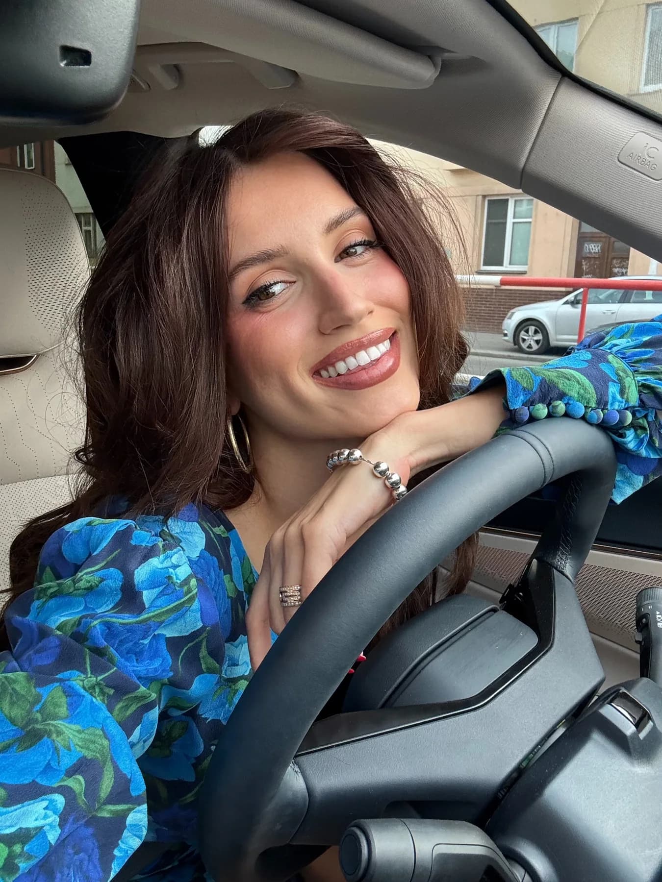 Elizabeth za volantem vozu Lynk & Co
